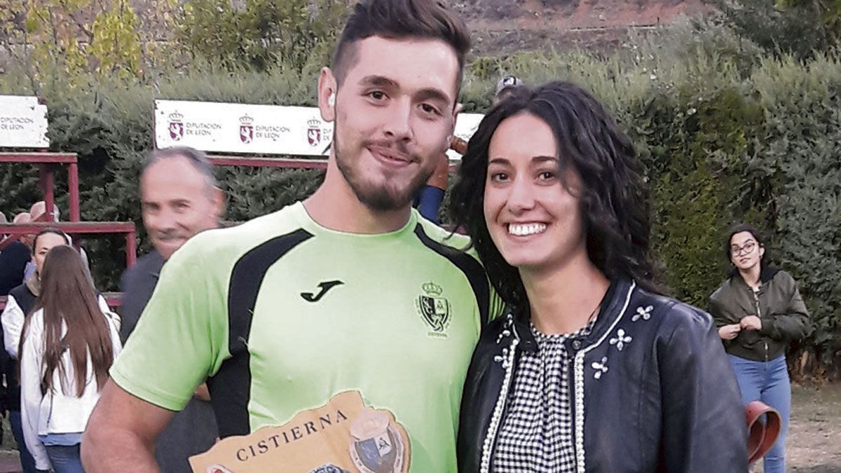 Alvarado también recibió el trofeo de campeón de manos amigas. | FERNÁNDEZ