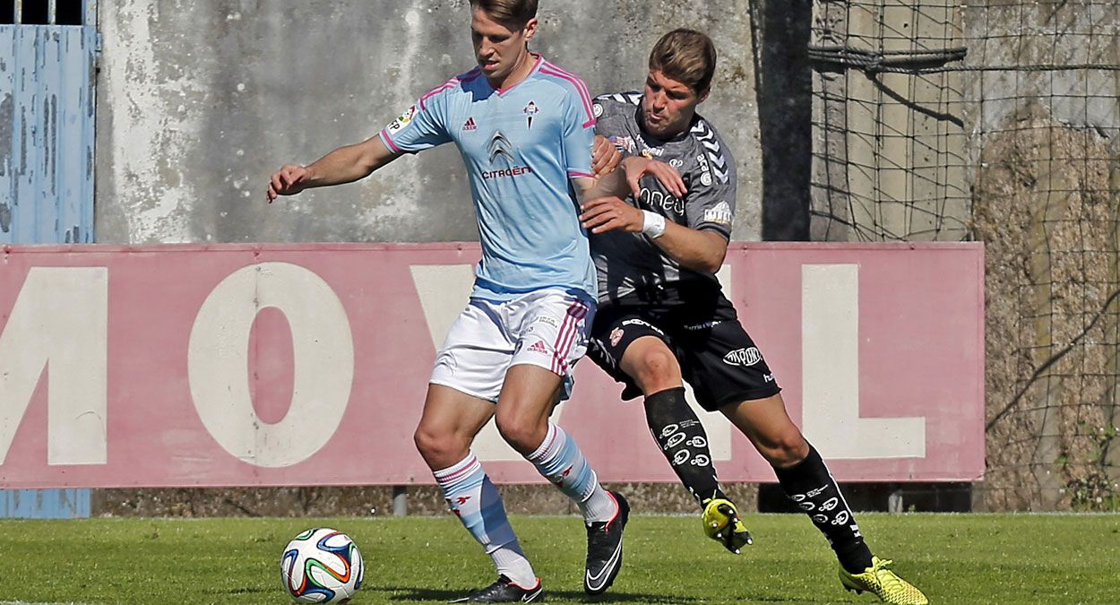 Iván González intenta robar el balón a un atacante del Celta B. | MARTA G. BREA Iván González intenta robar el balón a un atacante del Celta B. | MARTA G. BREA