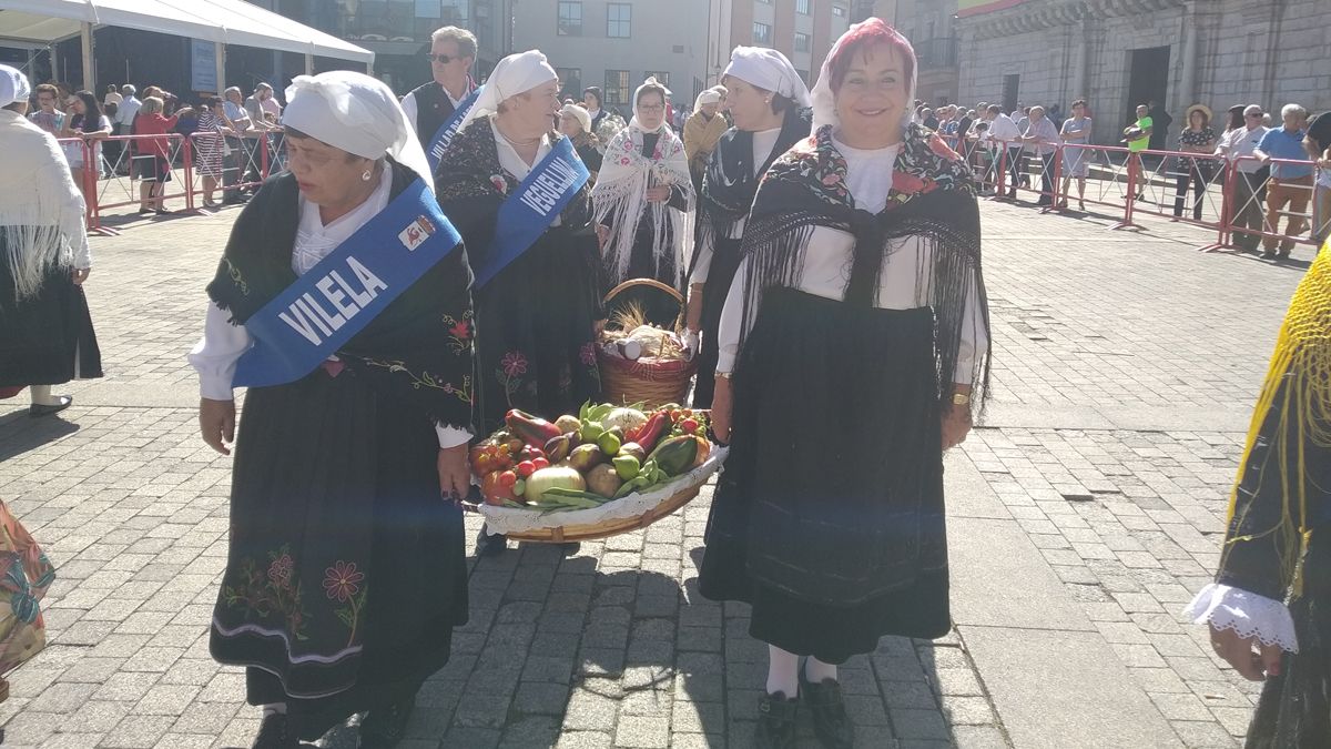 Villafranca llevó ante la patrona la ofrenda con productos de la zona en el Día del Bierzo. | M.I.