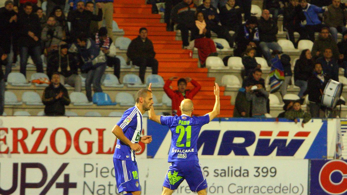 Pablo Infante celebra un gol espoleando al público del Toralín. | CÉSAR SÁNCHEZ