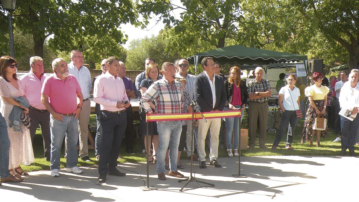 En la fotografía, un momento de la inauguración de la IX Feria de Artesanía de Lorenzana. | ESTEFANÍA NIÑO