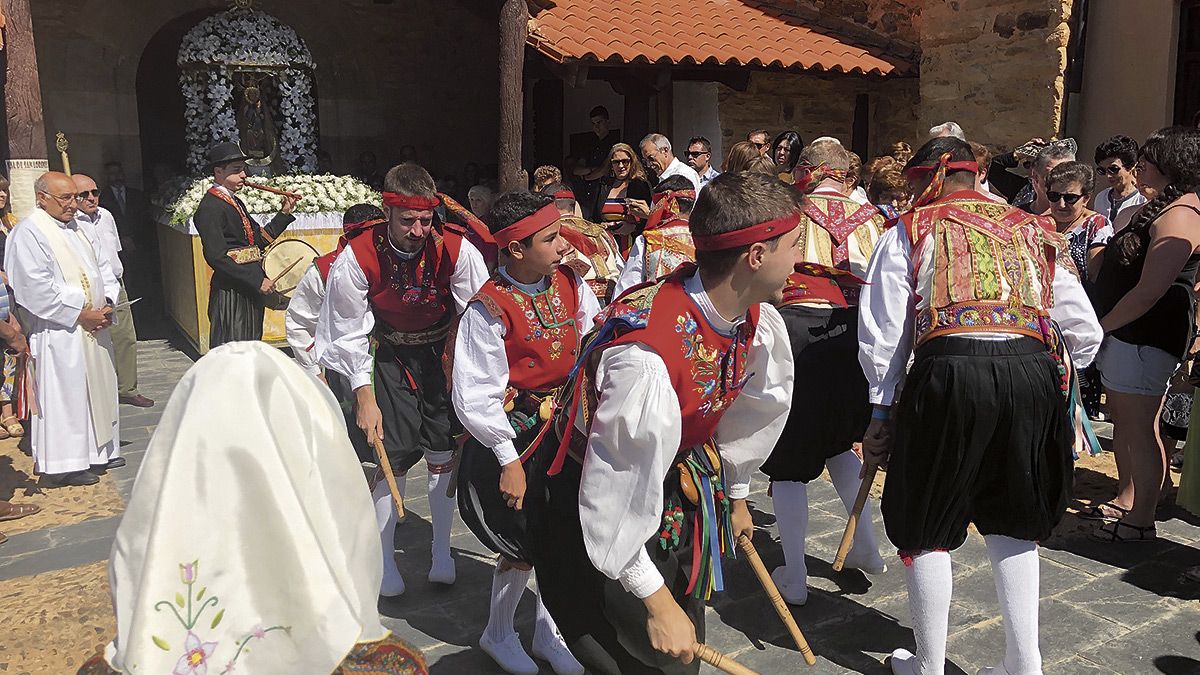 Los danzantes bailaron para la Virgen a la salida de la iglesia. | P.F. Los danzantes bailaron para la Virgen a la salida de la iglesia. | P.F.