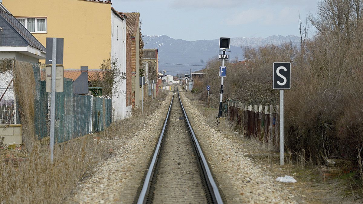 La vía de Feve a su paso por Villaquilambre, en la que se quitarán cuatro pasos a nivel. | MAURICIO PEÑA