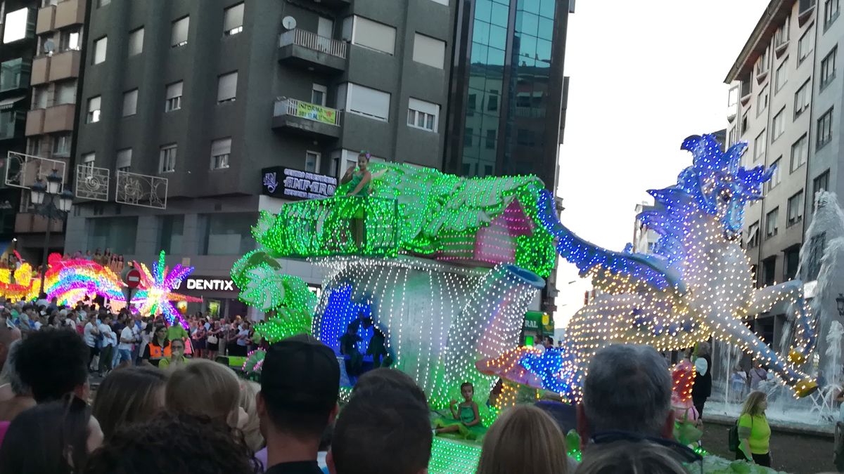 Las carrozas recuperaron su fecha en el programa y, como es tradición, salieron el día grande. | M.I.