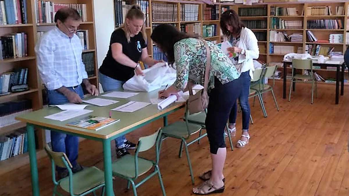 Un momento de la entrega de libros en Matallana de Torío. | AYTO. MATALLANA