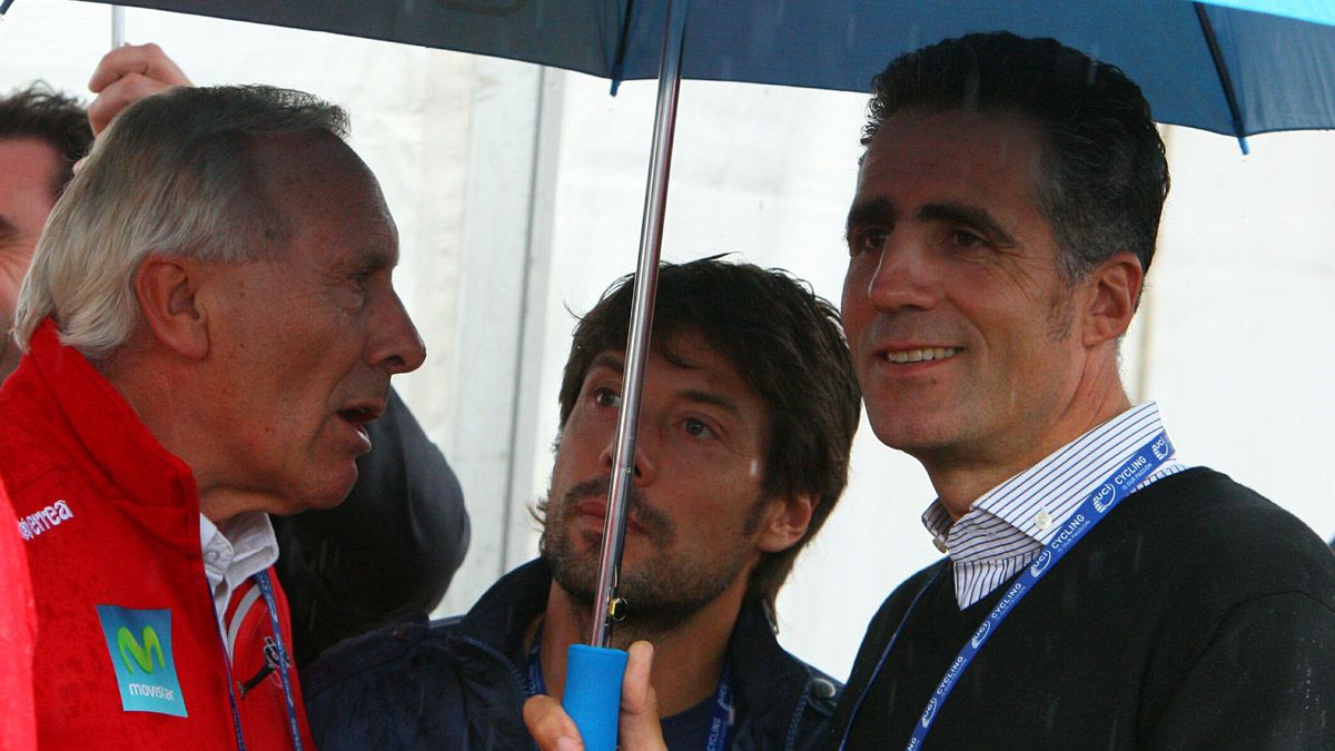 Javier Mínguez, junto a los ciclistas Óscar Freire y Miguel Induráin, durante el Mundial de Ciclismo. | C. Sánchez (Ical)