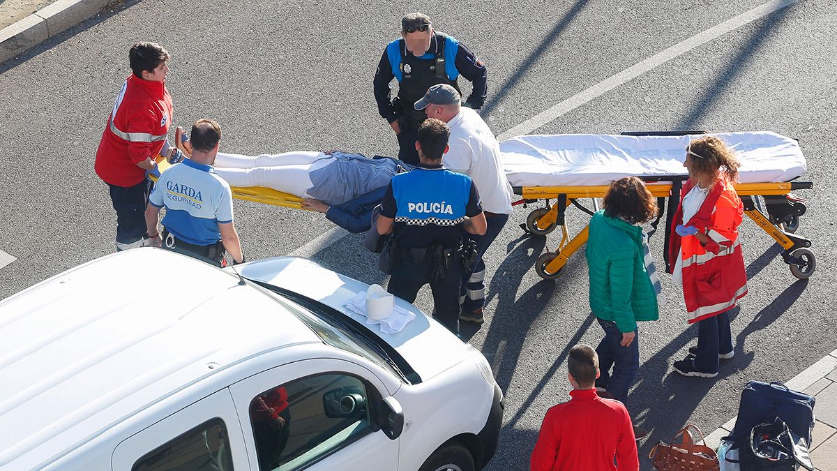 Una ciclista resulta herida al ser arrollada por un vehículo en un paso para bicicletas en la calle Joaquín González Vecín de León. | ICAL
