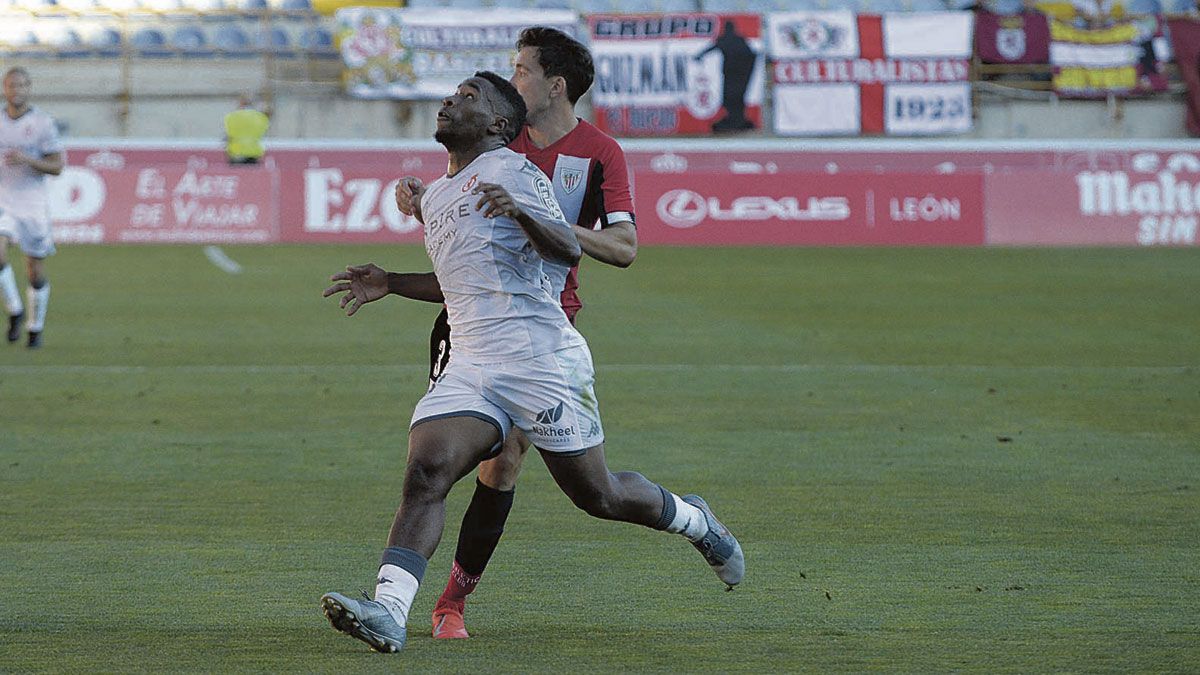 Kawaya pelea un balón con un defensor del Athletic B. | MAURICIO PEÑA