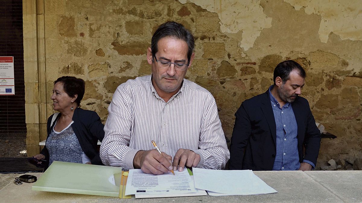 El alcalde de Mansilla Mayor, José Alberto Martínez, durante la firma. | L.N.C.