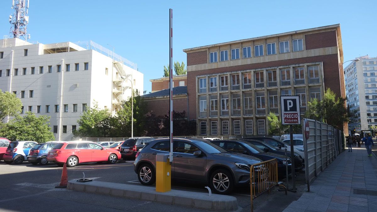Vista general del parking en superficie que hay en el solar que la Diputación tiene en la calle Santa Nonia. | DANIEL MARTÍN