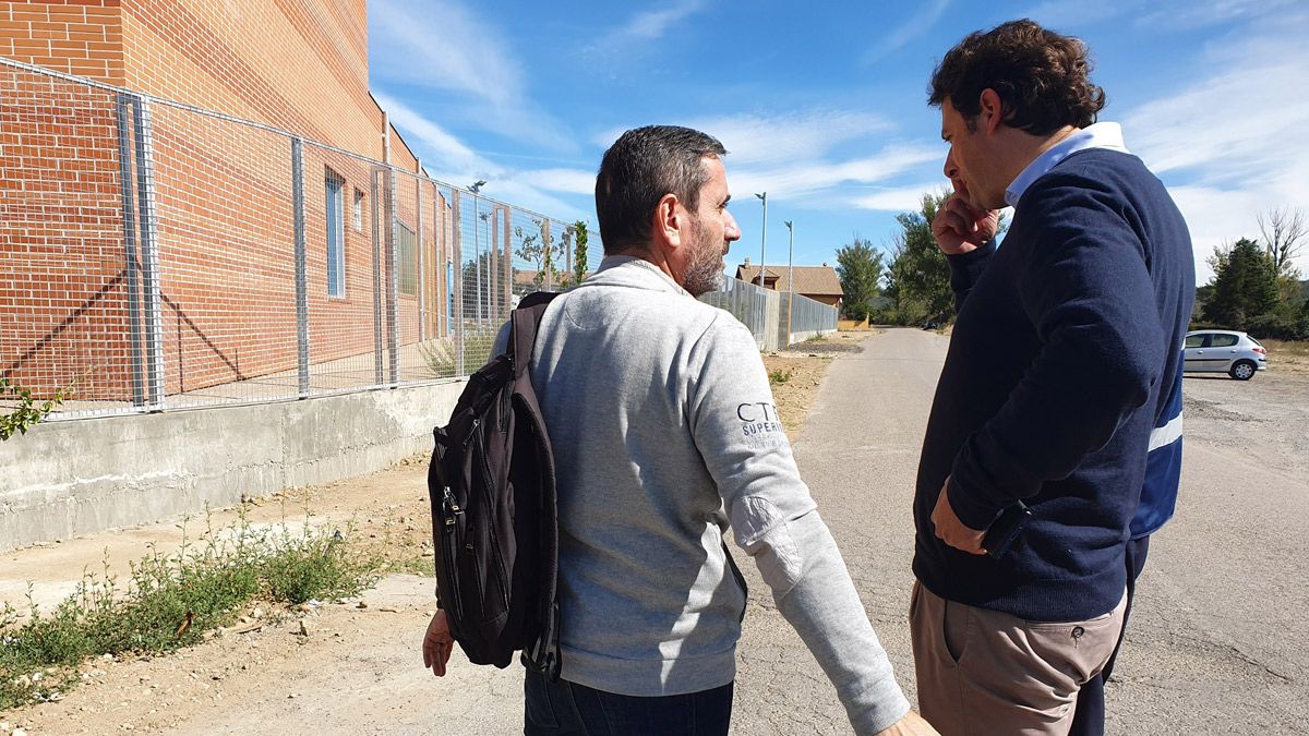 El alcalde Manuel García observa la zona en la que se realizó la pavimentación. | L.N.C.