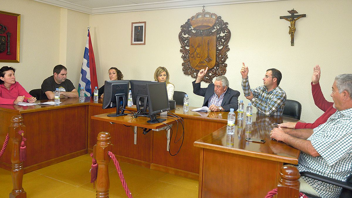 Momento de la votación en el pleno celebrado este miércoles en Villademor para elegir nuevo alcalde. | MAURICIO PEÑA