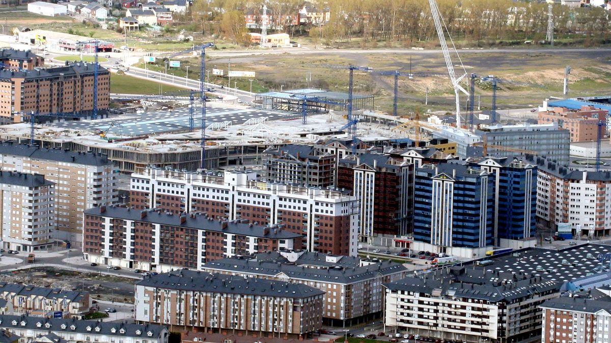 Imagen de archivo de La Rosaleda, zona de expansión urbanística de Ponferrada, cuando empezaba a despegar en 2006. | Ical