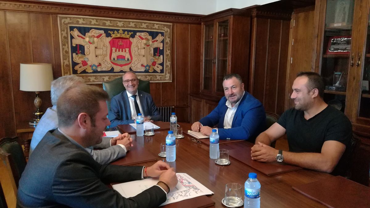 Reunión en el Ayuntamiento entre el presidente de la Diputación con el alcalde de Ponferrada. | M.I.