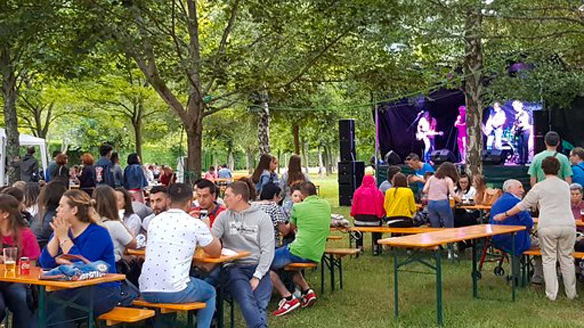 Participantes en la primera edición pasada del Boñar Beer Festival. | L.N.C.