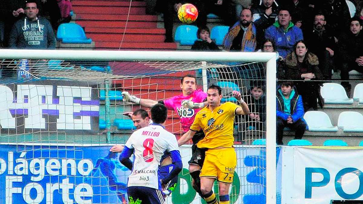 Dinu trata de despejar un balón en el último partido disputado entre Alcorcón y Ponferradina. | CÉSAR SÁNCHEZ