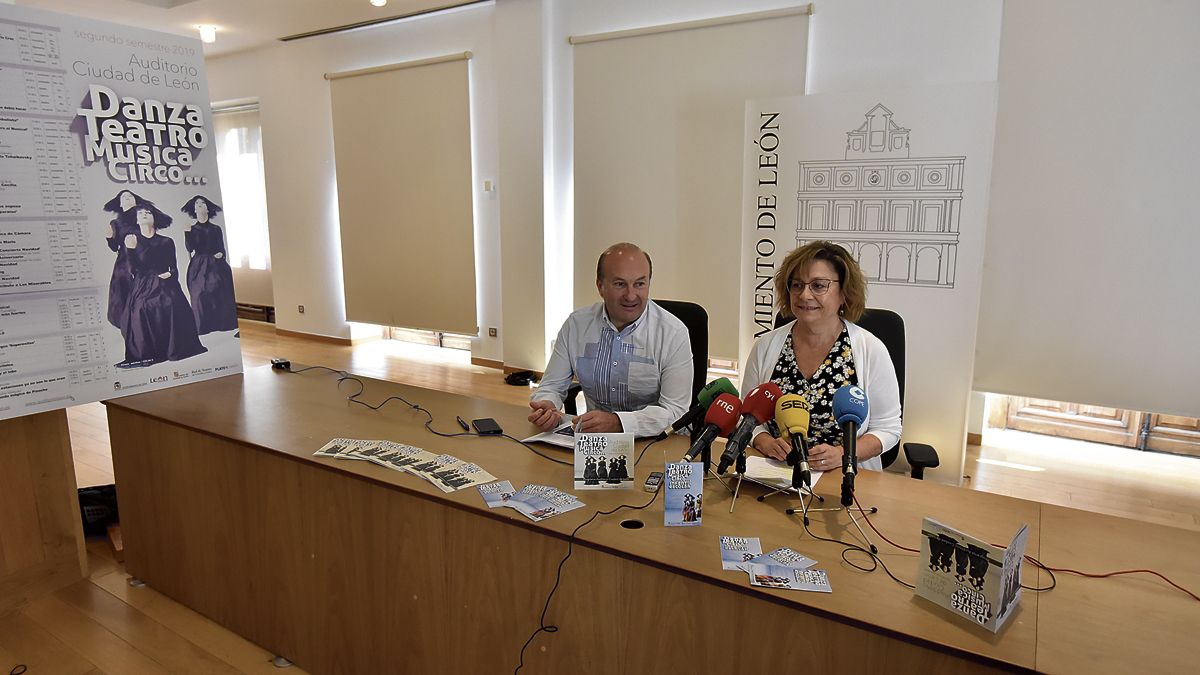 Senador González y Evelia Fernández se encargaron de presentar la programación del Auditorio. | SAÚL ARÉN