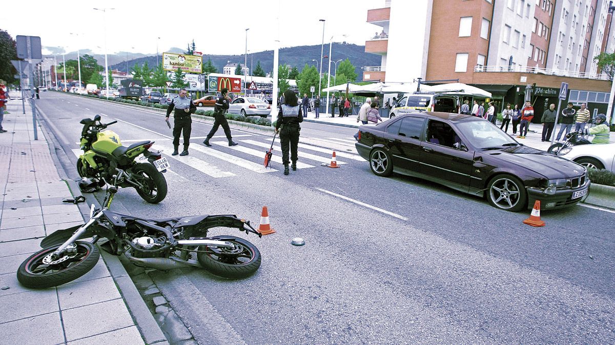 Accidente de tráfico entre una moto y un turismo en la avenida de Asturias de Ponferrada en una imagen de archivo. | CÉSAR SÁNCHEZ (ICAL) Accidente de tráfico entre una moto y un turismo en la avenida de Asturias de Ponferrada en una imagen de archivo. | CÉSAR SÁNCHEZ (ICAL)