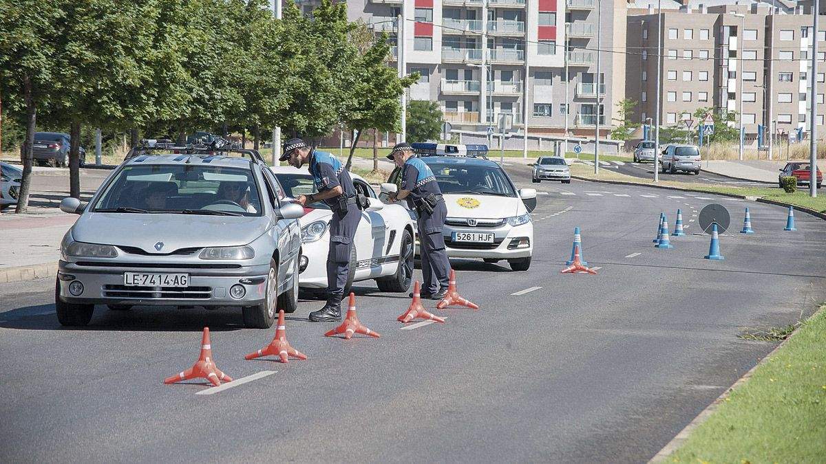 Control de la Policía Local de León en una imagen de archivo. | MAURICIO PEÑA