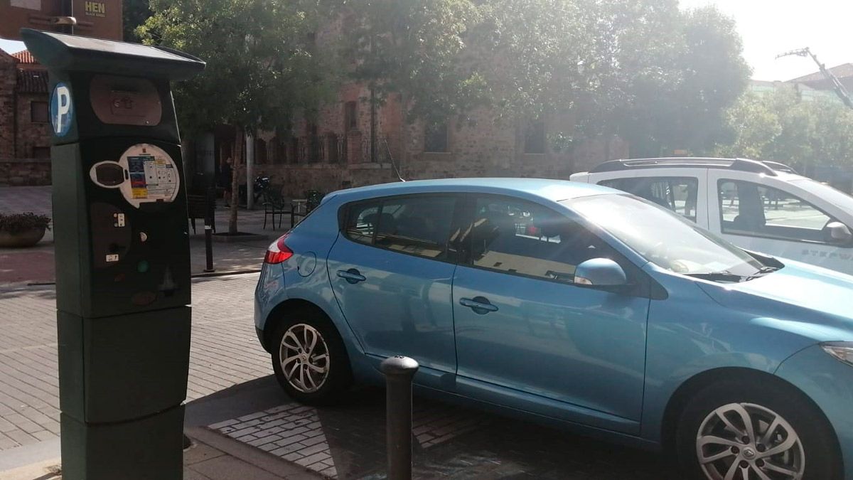 Uno de los parquímetros situados en el municipio maragato. | P.F.
