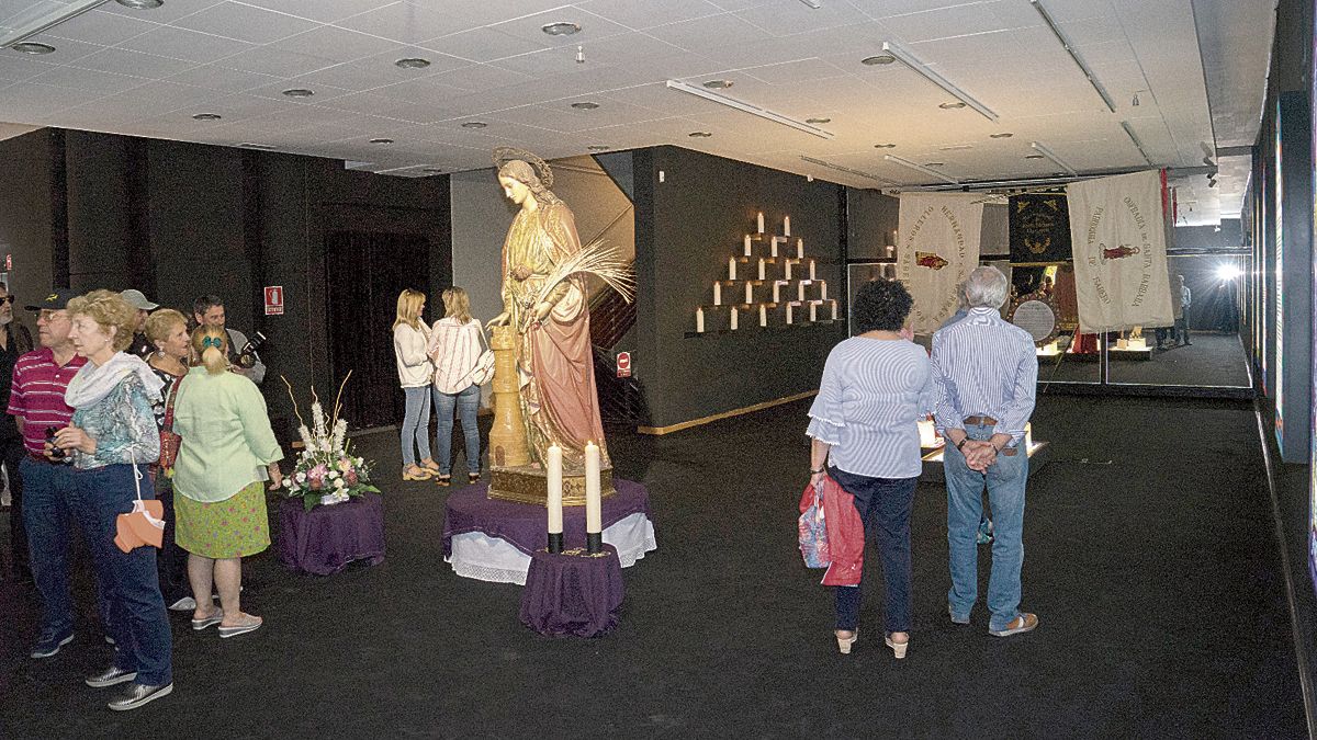 Una gran imagen de Santa Bárbara preside la exposición titulada Bárbara que fue inaugurada en el Museo de la Minería de Sabero. | CARLOS GARCÍA (KUBALA)