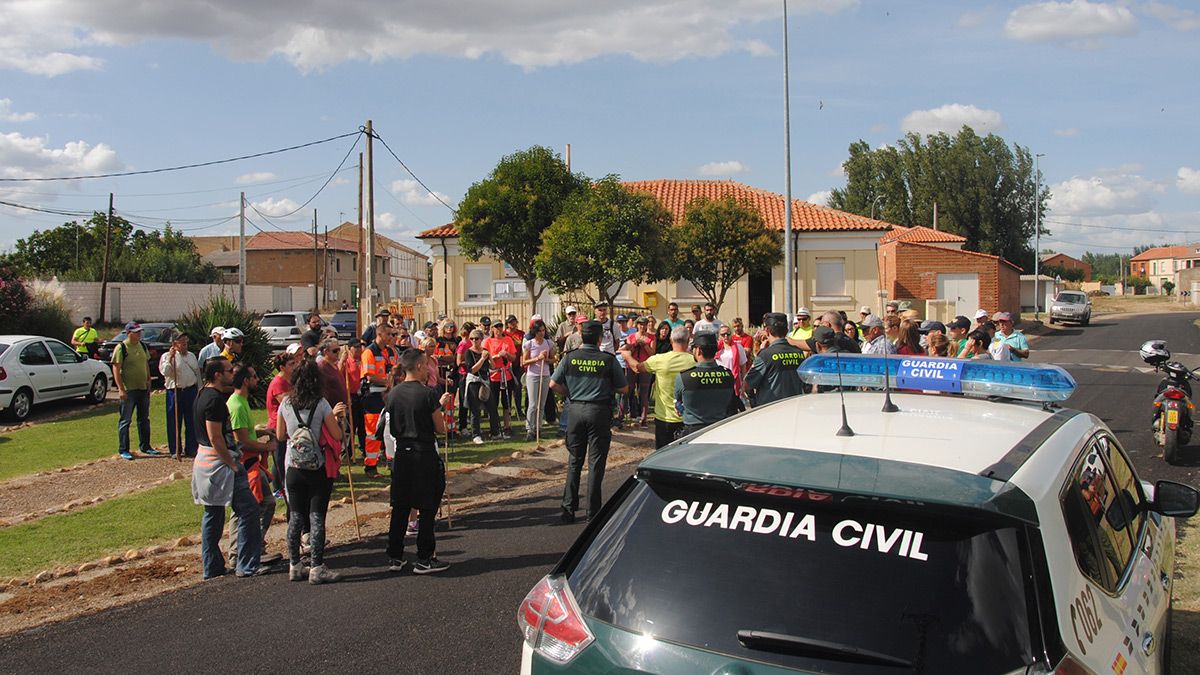 Guardia Civil, Protección Civil y vecinos en la batida para buscar a Simón. | ABAJO