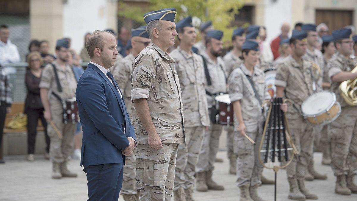 El alcalde de Boñar, Pepe Villa, y el coronel director de la Academia Básica del Aire, José Antonio Gutiérrez Sevilla, presidieron la parada militar. | SAÚL ARÉN El alcalde de Boñar, Pepe Villa, y el coronel director de la Academia Básica del Aire, José Antonio Gutiérrez Sevilla, presidieron la parada militar. | SAÚL ARÉN