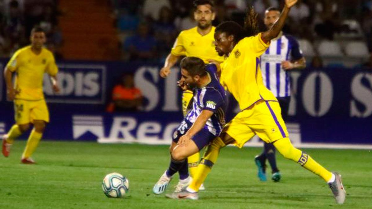 Nacho Gil es derribado por Boateng en la jugada que supuso su expulsión. | LALIGA