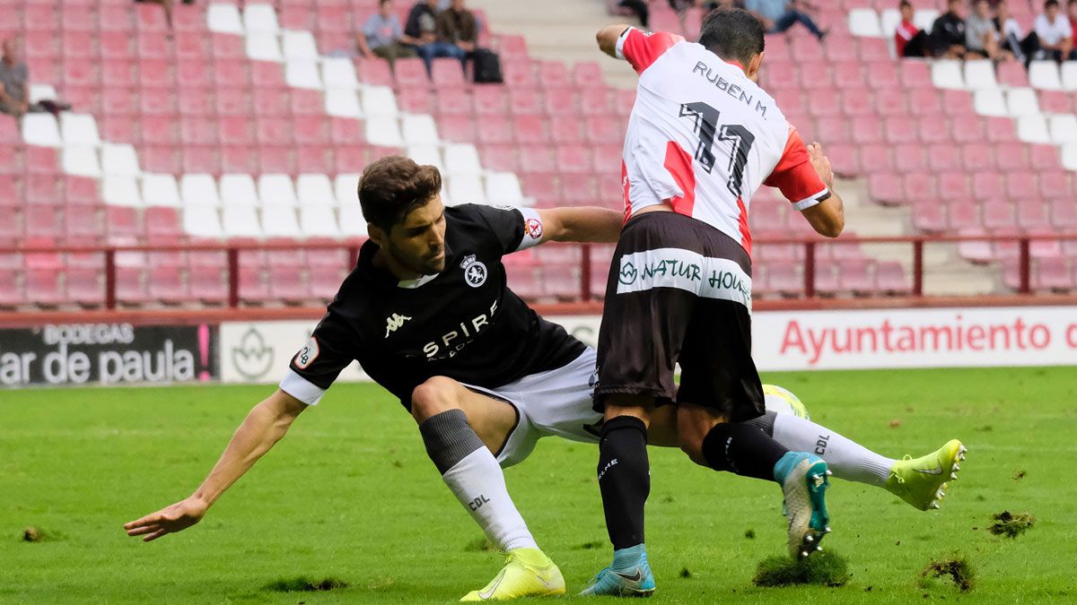 Iván González comete el penalti que significaría el 3-1. | FERNANDO DÍAZ (LA RIOJA)