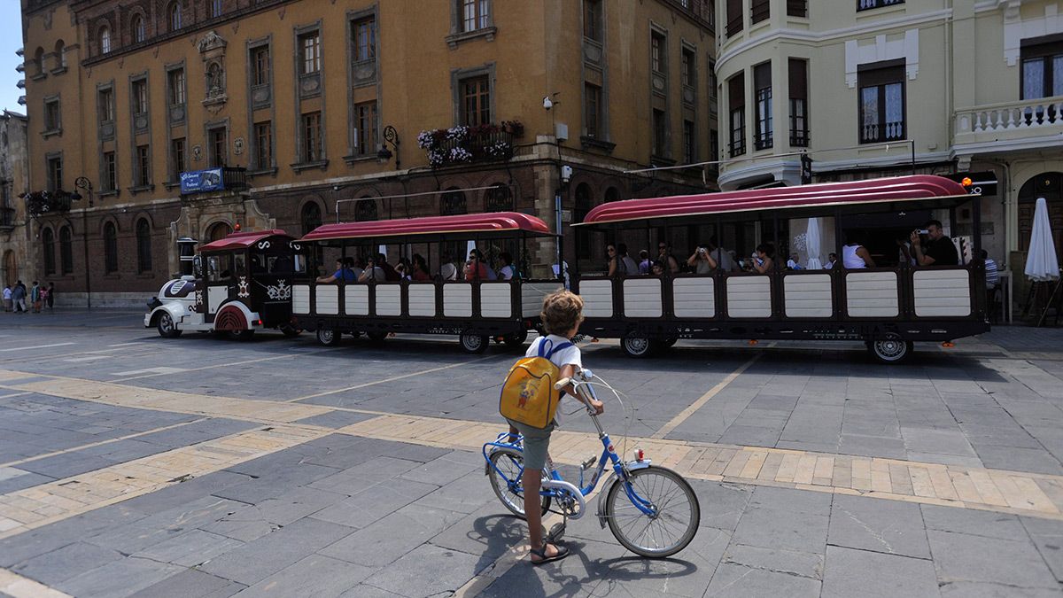 El tren turístico en una imagen de archivo. | DANIEL MARTÍN El tren turístico en una imagen de archivo. | DANIEL MARTÍN