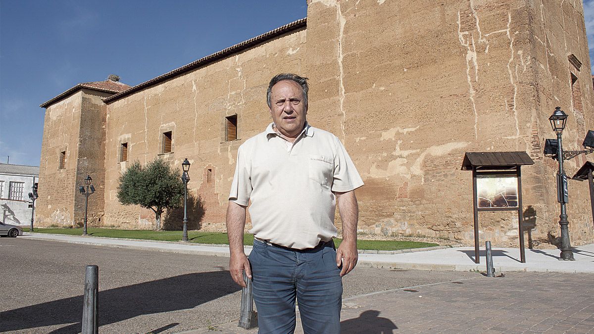 Miguel Ángel Fernández, alcalde de Toral de los Guzmanes, ante el Palacio de tapial construido en el siglo XIII. | T.G.