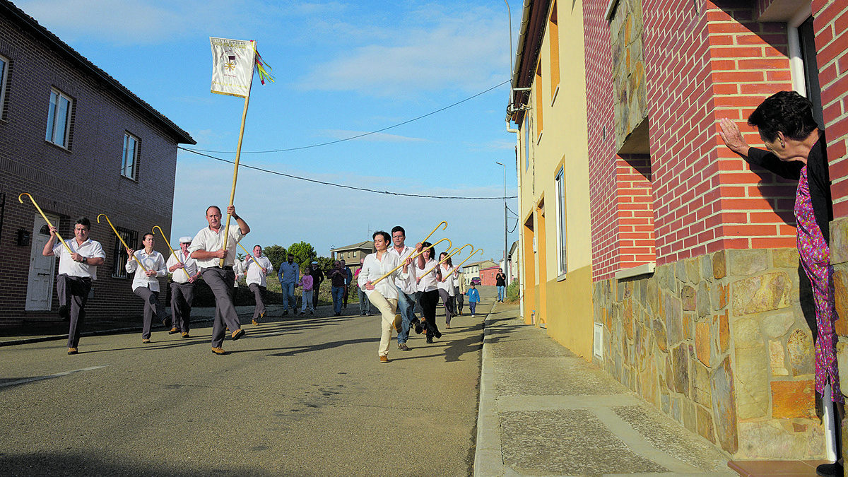 Los hermanos de la Cofradía Virgen del Rosario, este lunes, tras la parva, danzando por las calles de Joarilla. | MAURICIO PEÑA