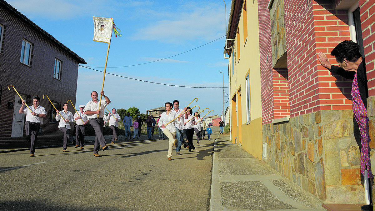 Los hermanos de la Cofradía Virgen del Rosario, este lunes, tras la parva, danzando por las calles de Joarilla. | MAURICIO PEÑA Los hermanos de la Cofradía Virgen del Rosario, este lunes, tras la parva, danzando por las calles de Joarilla. | MAURICIO PEÑA