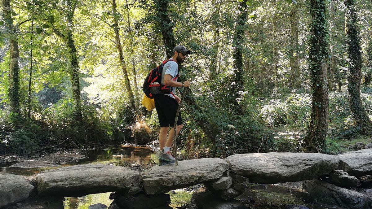 El presentador Roberto Leal, durante una etapa del Camino de Santiago. | L.N.C.