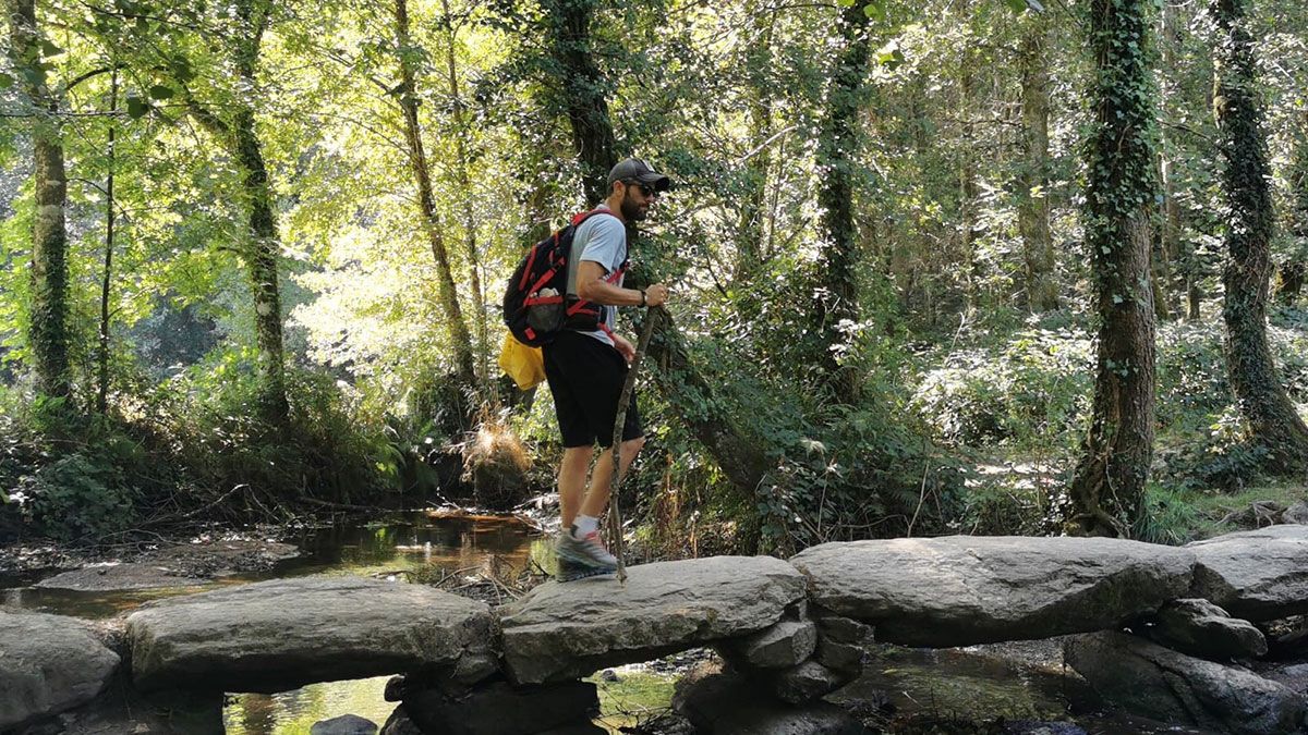 El presentador Roberto Leal, durante una etapa del Camino de Santiago. | L.N.C.