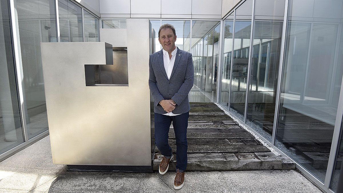El abad del Dulce Nombre, Tomás Castro, en la sede de su empresa. | SAÚL ARÉN El abad del Dulce Nombre, Tomás Castro, en la sede de su empresa. | SAÚL ARÉN