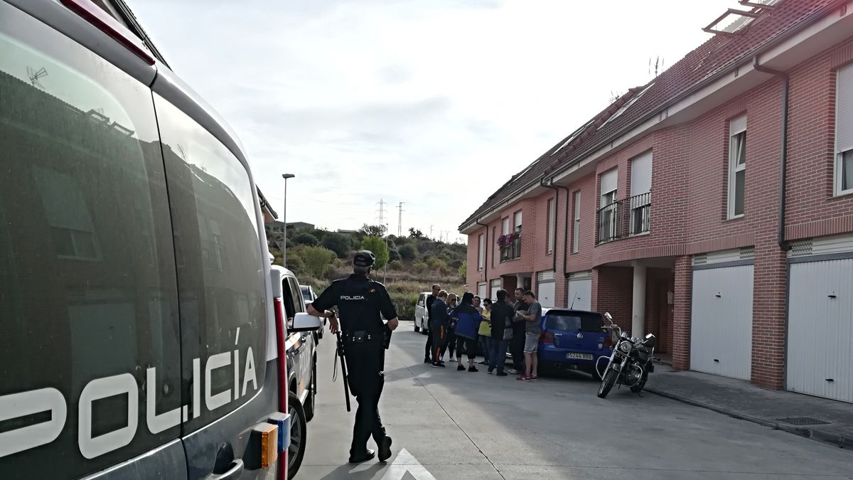 Antes de paralizar el lanzamiento las llamadas al juzgado y a los abogados fueron constantes a las puertas de la vivienda. | M.I. Antes de paralizar el lanzamiento las llamadas al juzgado y a los abogados fueron constantes a las puertas de la vivienda. | M.I.