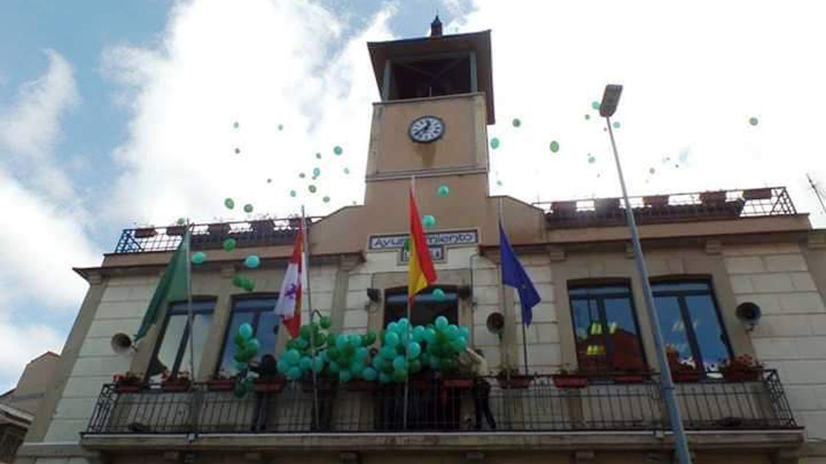 Imagen de archivo de la suelta de 400 globos en solidaridad con los enfermos de Alzheimer. | AYUNTAMIENTO DE LA ROBLA