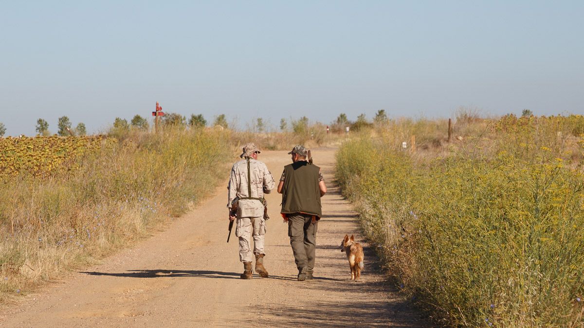 Cazadores conversando a la espera de encontrar alguna presa. | ICAL