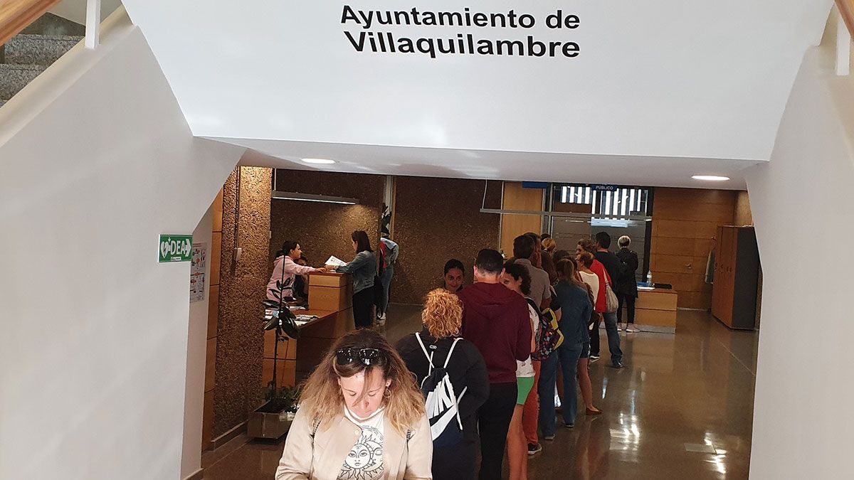 Decenas de personas se acercaron este martes al Ayuntamiento de Villaquilambre. | L.N.C. Decenas de personas se acercaron este martes al Ayuntamiento de Villaquilambre. | L.N.C.