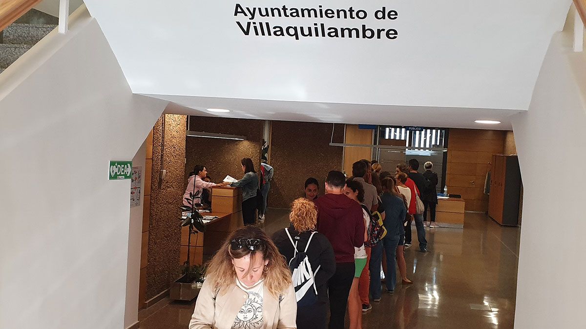 Decenas de personas se acercaron este martes al Ayuntamiento de Villaquilambre. | L.N.C.