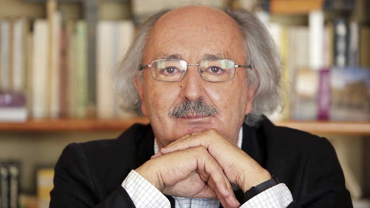 El poeta Antonio Colinas fotografiado recientemente en su casa de La Bañeza. | RUBÉN CACHO (ICAL) El poeta Antonio Colinas fotografiado recientemente en su casa de La Bañeza. | RUBÉN CACHO (ICAL)