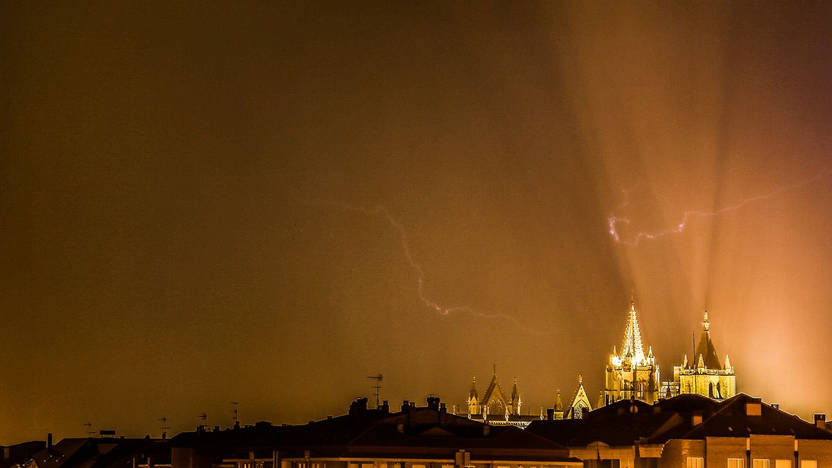 Tormenta eléctrica y fuerte lluvia durante la noche de este martes en León capital. | CARLOS S. CAMPILLO (ICAL)