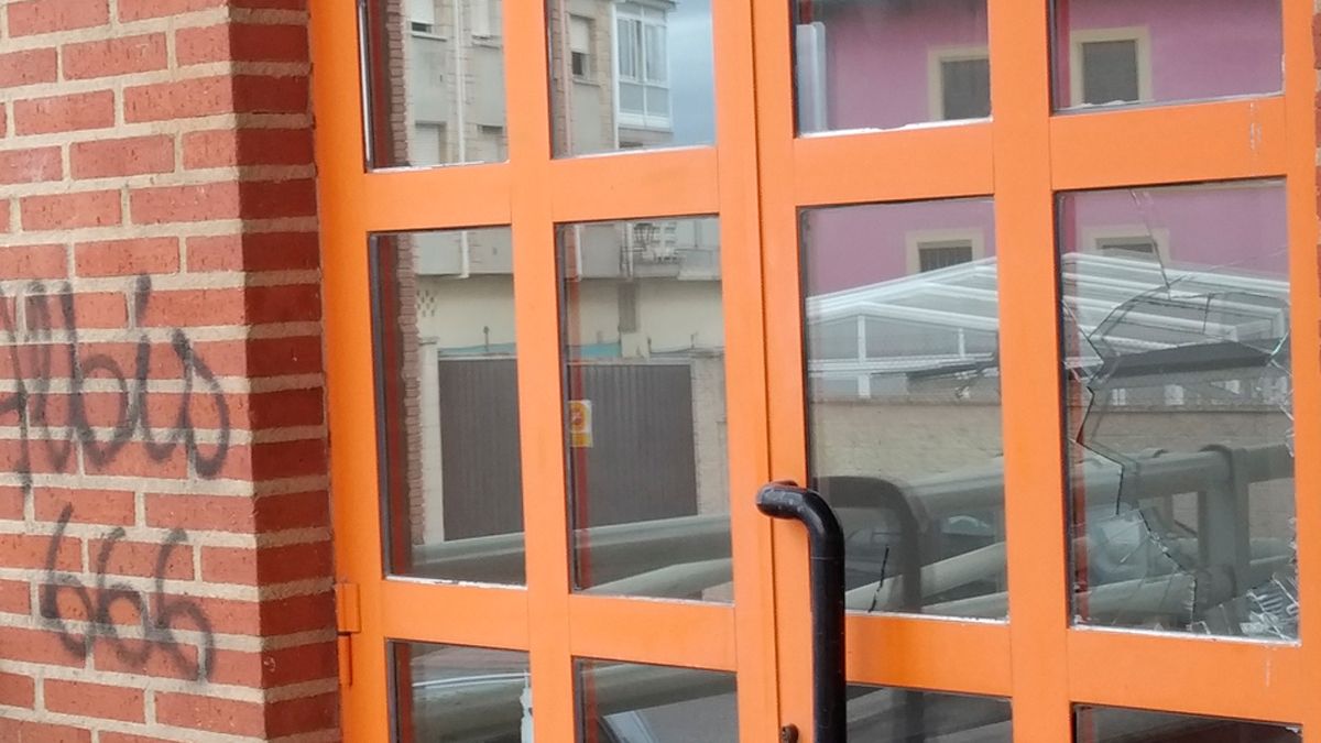 Uno de los actos vandálicos cometidos en la Casa de la Cultura de Cacabelos. | M.I.