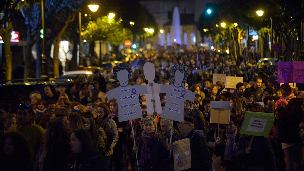 Imagen de archivo de una manifestación contra la violencia machista por las calles de León. | MAURICIO PEÑA