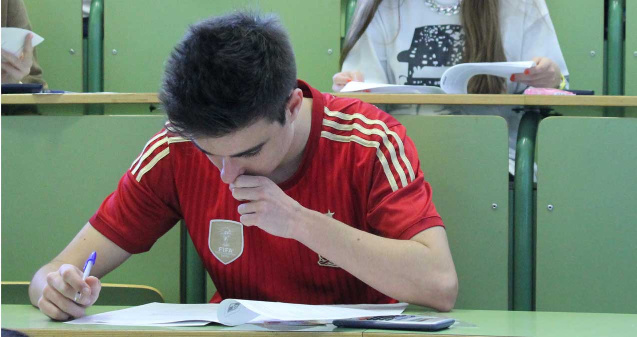 Un estudiante afronta una de las pruebas en la Universidad de León.