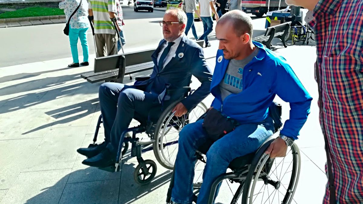 El regidor probó las dificultades de pasear por la ciudad en silla de ruedas. | M.I.