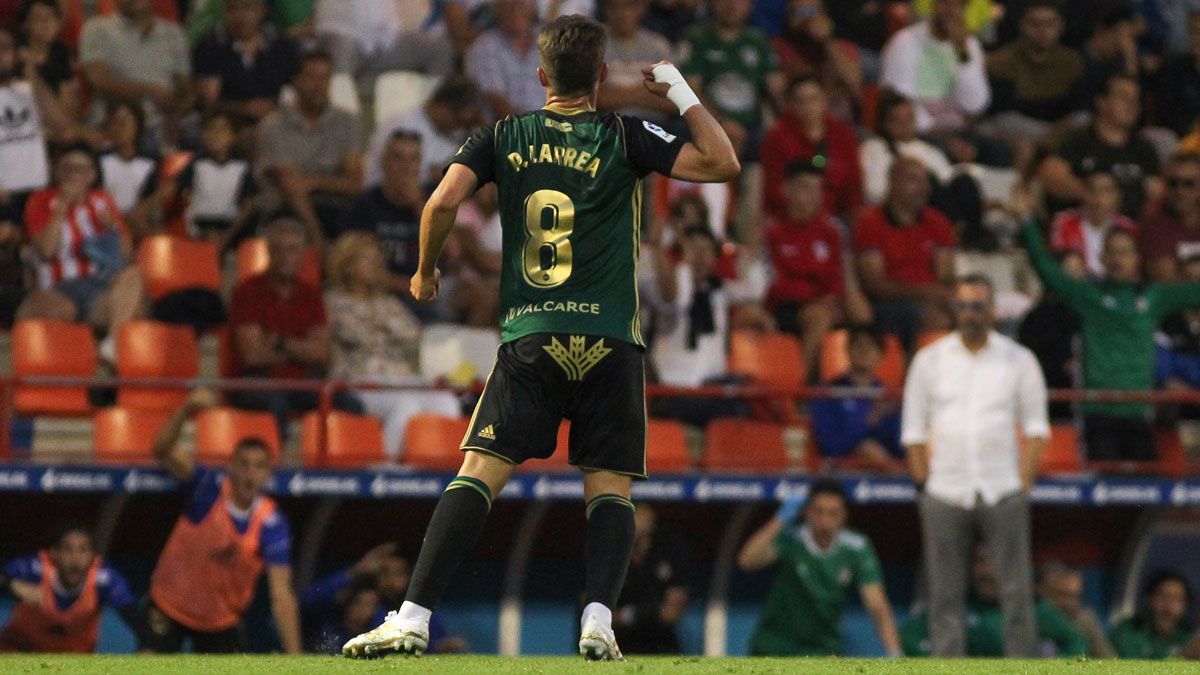 Larrea celebra con el banquillo de la Deportiva el gol del 2-1 en Lugo. | IRINA R.H.