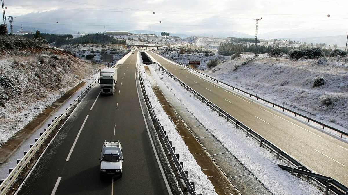 Un camión por la A-6 en el Bierzo en invierno. | Ical