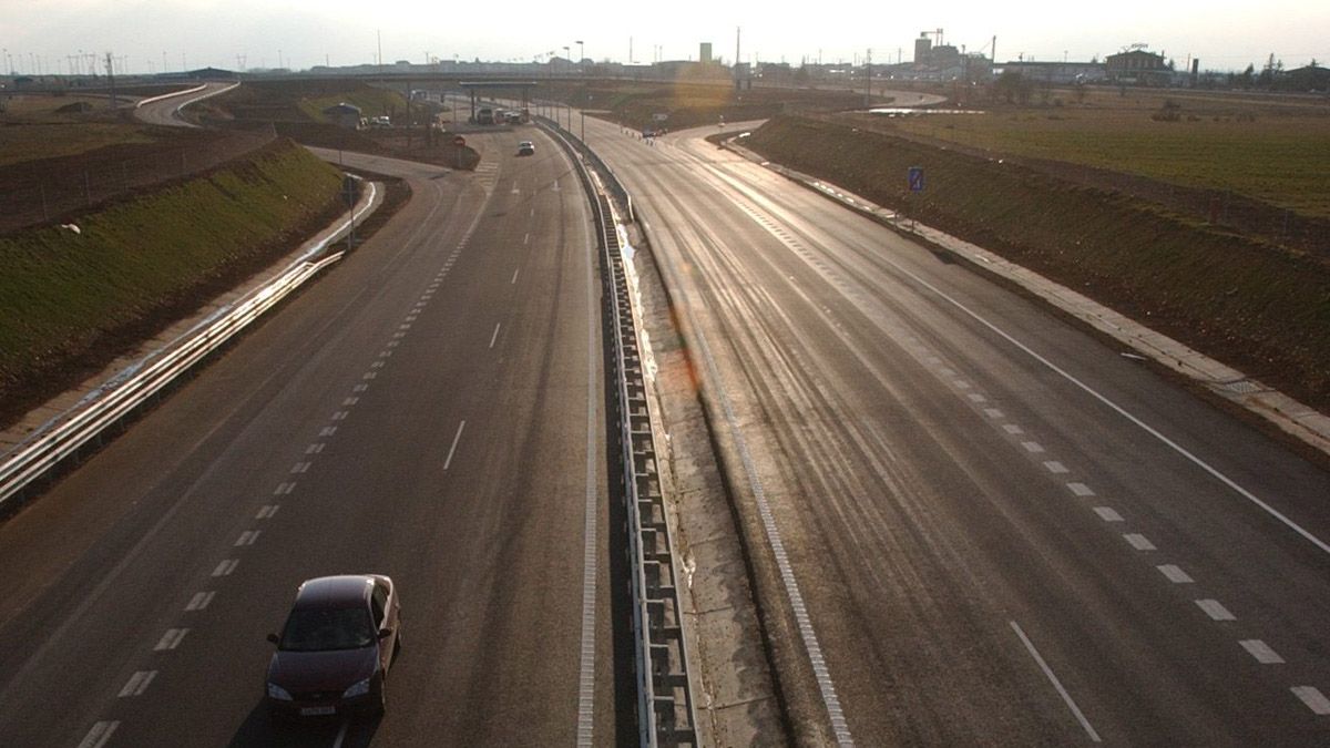 Vista general de la autopista León-Astorga (AP-71) en una imagen de archivo. | MAURICIO PEÑA